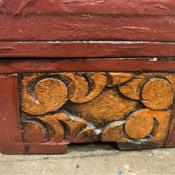VINTAGE WOODEN, HAND CARVED LAQUER BOX - Picture 7 of 11